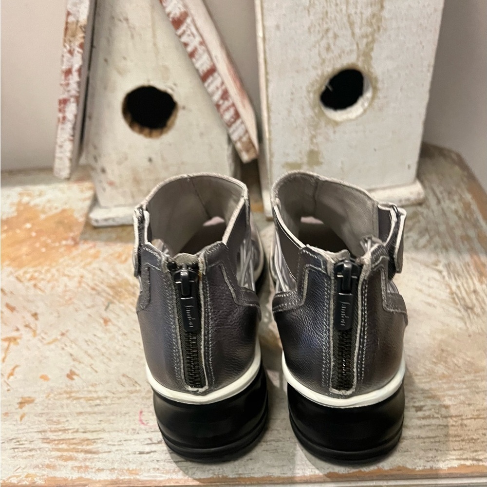 Jambu Metallic Gray Sporty Suede Strapey Sandals with Elastic Panels Open Toe - Picture 4 of 9